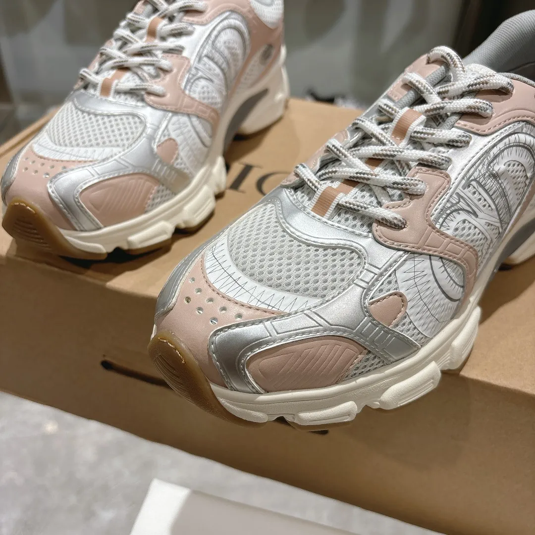 👟👟Ex-factory price 560👟👟 This Dior Chrono sneaker is a new product of the 2024 autumn ready-to-wear series, reinterpreting running shoes with Dior's high-end style. White mesh fabric is paired with nude and silver-toned laminated leather-effect panels, as well as CD logos on the sides, a star patch on the tongue and a Dior logo on the heel. Featuring tri-color laces, a lightweight sole and star embellishments for a casual look all year round. ✅Size: 35-40 ✅Packaging: With counter packaging and Dior outer box